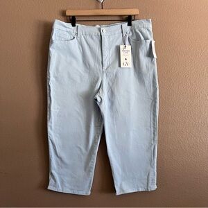 Gloria Vanderbilt Light Blue Capri Jeans with Built in Slimming Panel Size 18